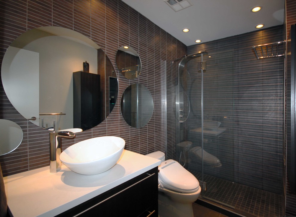 Idée de décoration pour une salle de bain design en bois foncé de taille moyenne avec un placard à porte plane, un carrelage marron, des carreaux de porcelaine, une vasque et un plan de toilette en quartz modifié.