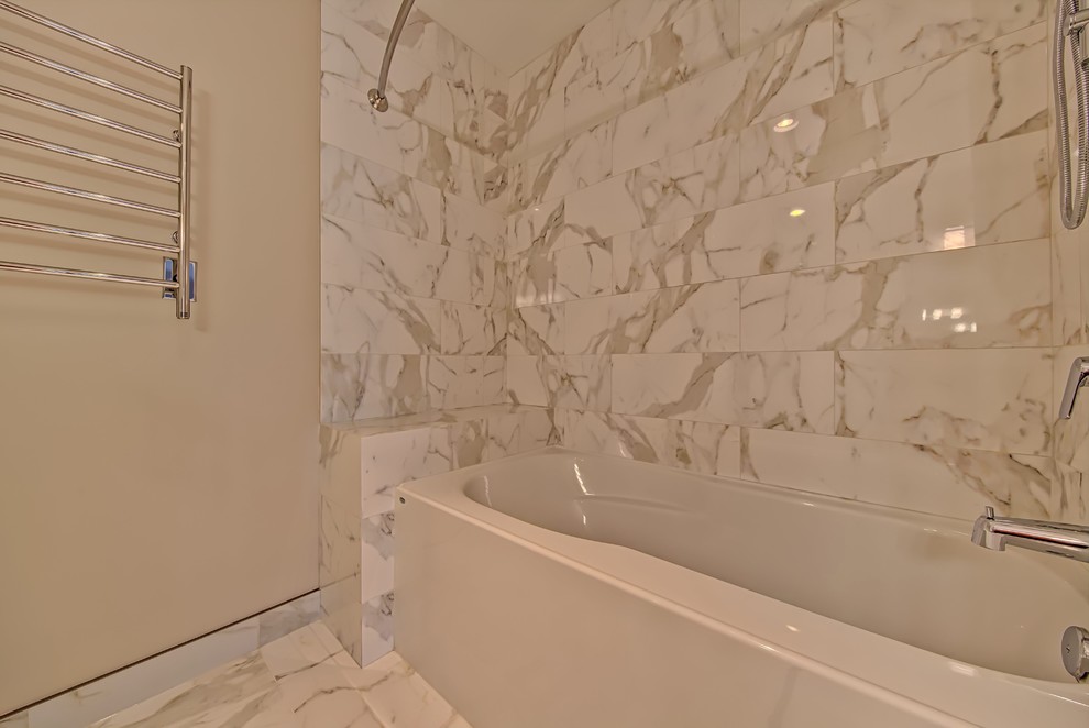 Réalisation d'une salle de bain minimaliste avec un sol en carrelage de porcelaine, un sol blanc et une cabine de douche à porte battante.
