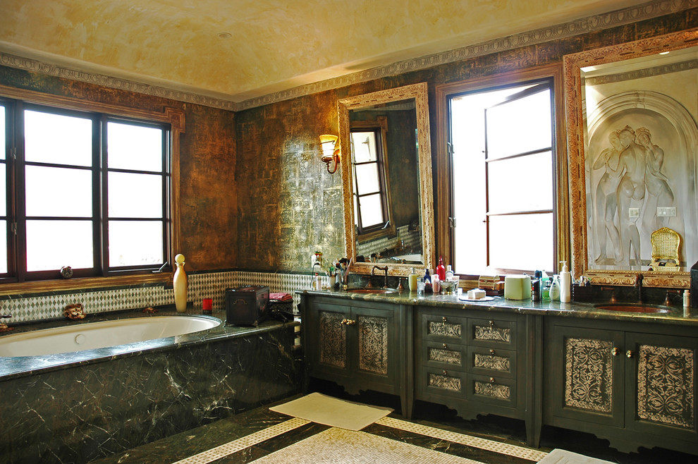 Источник вдохновения для домашнего уюта: огромная главная ванная комната в средиземноморском стиле с зелеными фасадами, зеленой плиткой, плиткой мозаикой, разноцветными стенами, мраморным полом, разноцветным полом и душем с распашными дверями