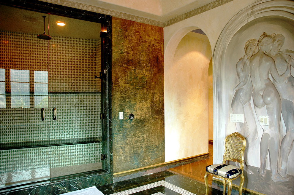 Идея дизайна: огромная главная ванная комната в средиземноморском стиле с зелеными фасадами, зеленой плиткой, плиткой мозаикой, разноцветными стенами, мраморным полом, разноцветным полом и душем с распашными дверями