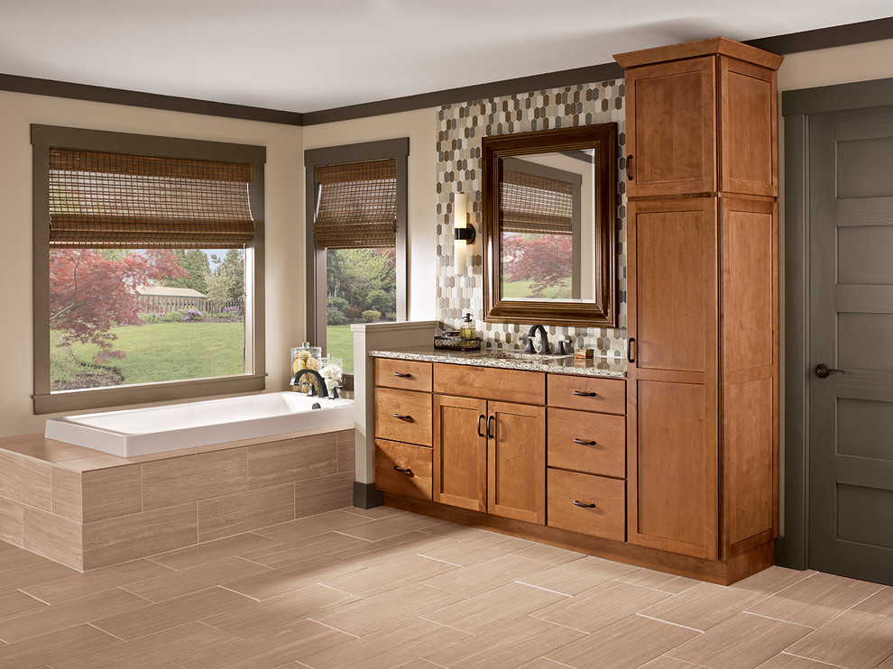 Inspiration pour une salle de bain principale traditionnelle en bois brun avec un placard à porte shaker, un plan de toilette en granite, un carrelage beige et un mur beige.