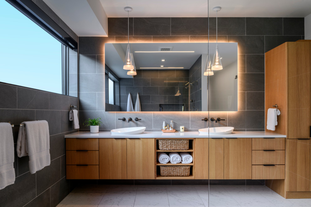Esempio di una stanza da bagno minimal di medie dimensioni con ante lisce, ante in legno scuro, piastrelle grigie, lavabo a bacinella, pavimento grigio, top bianco, due lavabi e mobile bagno sospeso