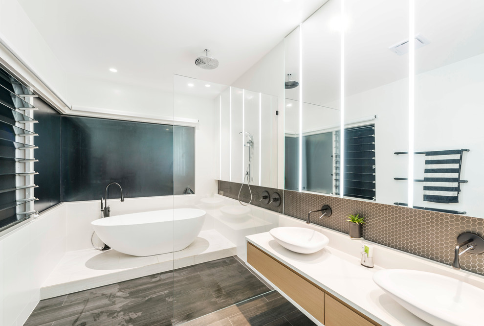 Источник вдохновения для домашнего уюта: главная ванная комната в современном стиле с плоскими фасадами, светлыми деревянными фасадами, отдельно стоящей ванной, душем без бортиков, белыми стенами, настольной раковиной и открытым душем