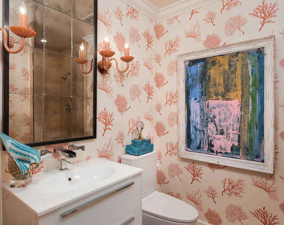 マイアミにあるコンテンポラリースタイルのおしゃれな浴室 (一体型シンク、フラットパネル扉のキャビネット、白いキャビネット) の写真