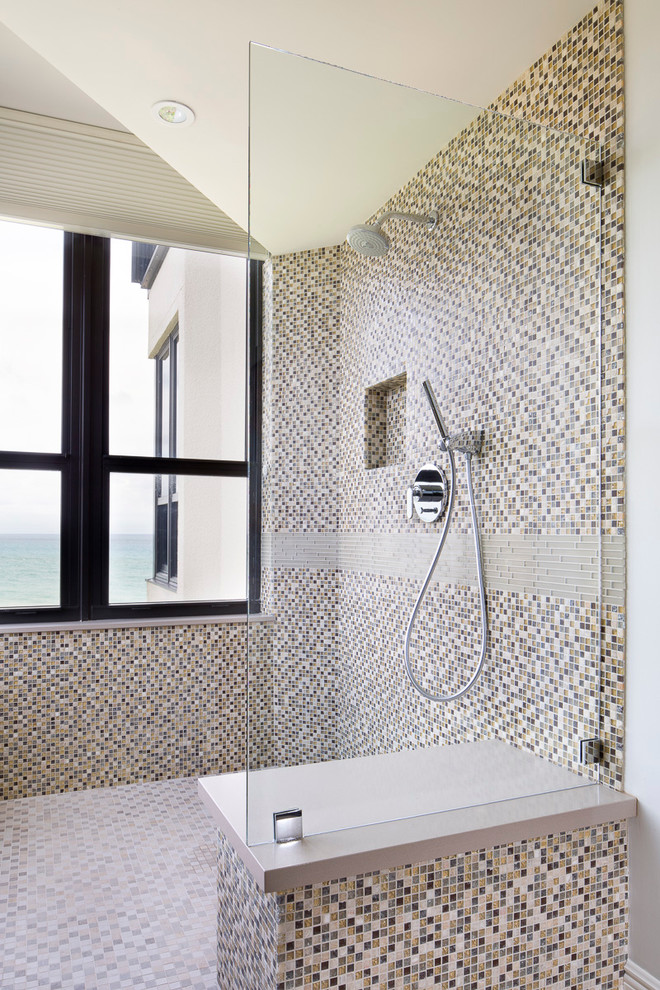 На фото: ванная комната среднего размера в современном стиле с открытым душем, разноцветной плиткой, плиткой мозаикой, разноцветными стенами, полом из мозаичной плитки и открытым душем