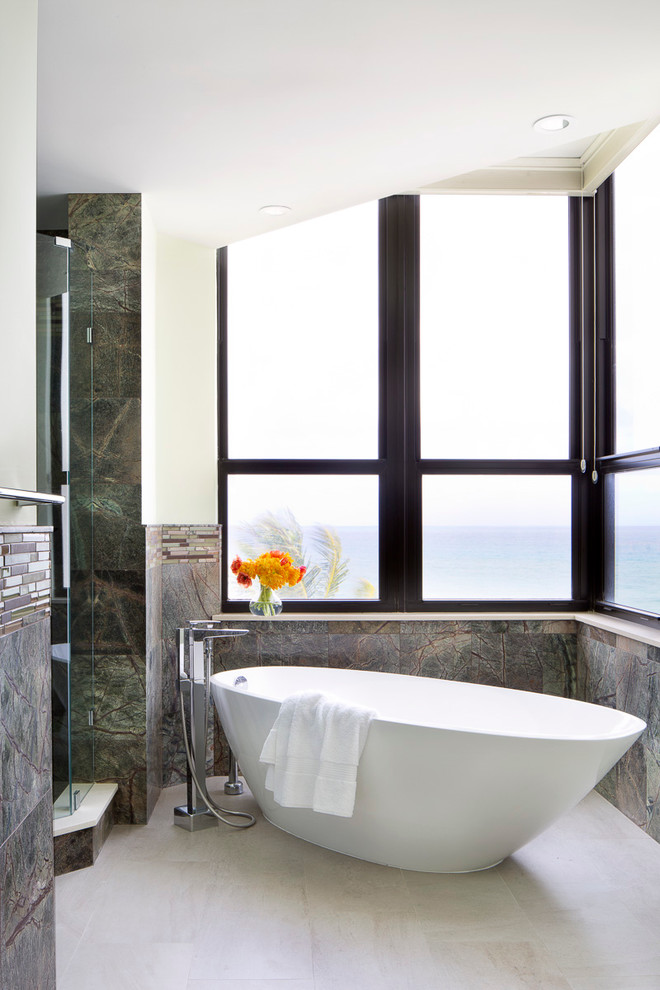 マイアミにあるお手頃価格の中くらいなコンテンポラリースタイルのおしゃれなマスターバスルーム (置き型浴槽、コーナー設置型シャワー、一体型トイレ	、緑のタイル、石タイル、セラミックタイルの床) の写真