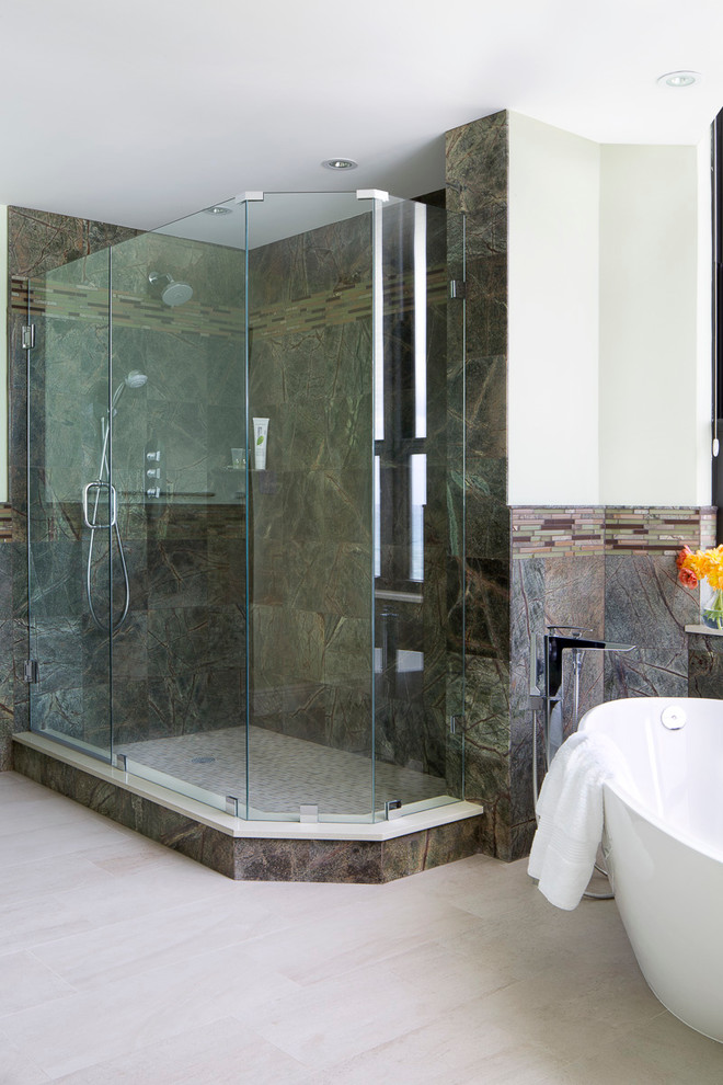 Exemple d'une salle de bain principale tendance de taille moyenne avec une baignoire indépendante, une douche d'angle, WC à poser, un carrelage vert, un carrelage de pierre, un mur vert et un sol en carrelage de céramique.