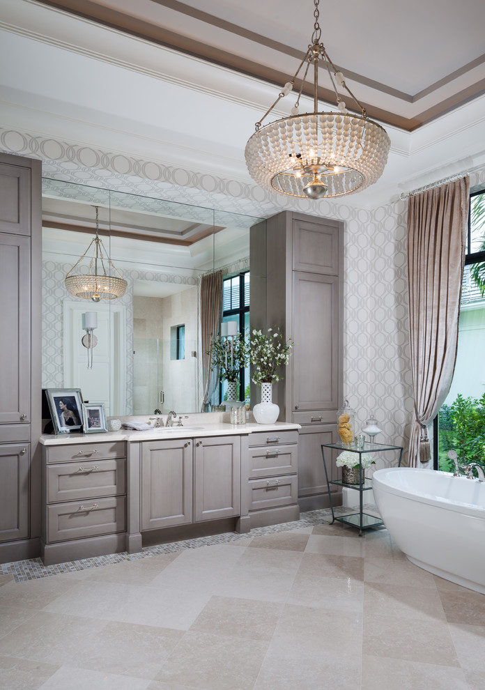 Bild på ett vintage vit vitt badrum, med luckor med infälld panel, grå skåp, ett fristående badkar, flerfärgade väggar, ett undermonterad handfat och beiget golv