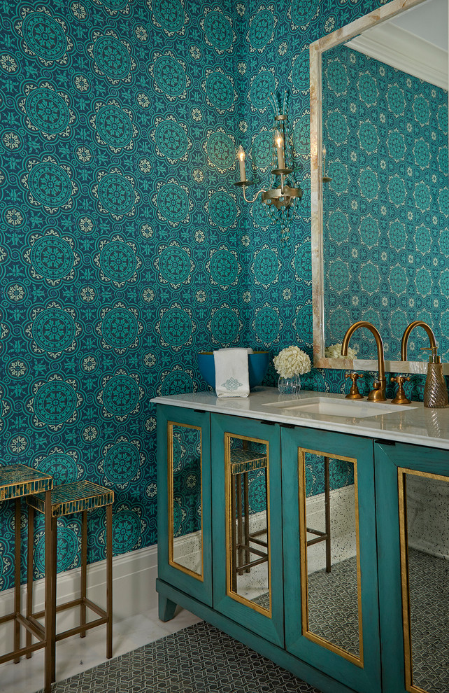 Cette image montre une salle de bain traditionnelle avec un placard en trompe-l'oeil, des portes de placards vertess et un lavabo encastré.