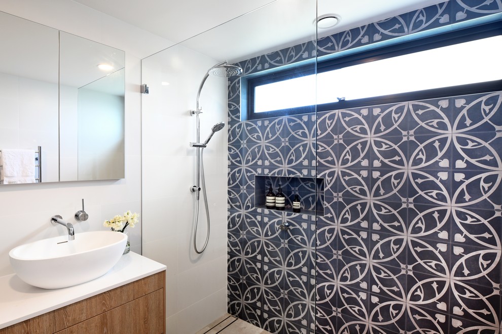 Idée de décoration pour une salle de bain design de taille moyenne avec un plan de toilette blanc.