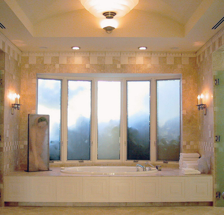 На фото: огромная главная ванная комната в стиле неоклассика (современная классика) с фасадами с выступающей филенкой, бежевыми фасадами, накладной ванной, двойным душем, унитазом-моноблоком, бежевой плиткой, плиткой из листового камня, белыми стенами, полом из известняка, накладной раковиной, столешницей из известняка, бежевым полом и душем с распашными дверями с