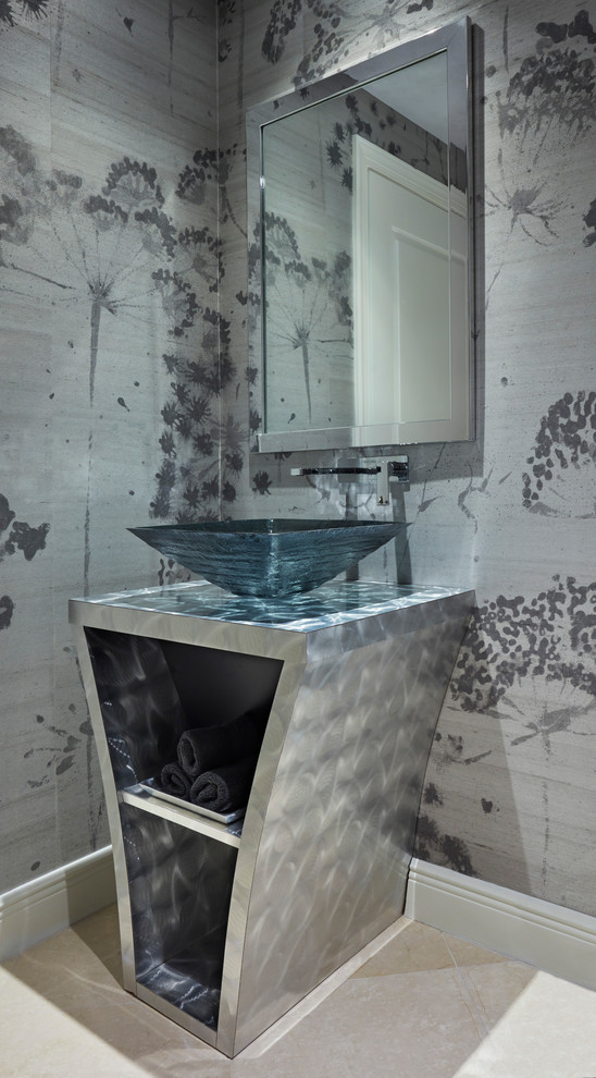 Immagine di una stanza da bagno padronale minimalista di medie dimensioni con nessun'anta, pareti grigie, pavimento in marmo, lavabo a bacinella, top in acciaio inossidabile e pavimento bianco