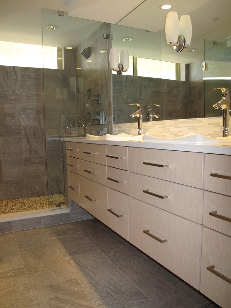 Foto di una stanza da bagno padronale contemporanea di medie dimensioni con lavabo da incasso, ante lisce, ante in legno chiaro, doccia alcova e pareti beige