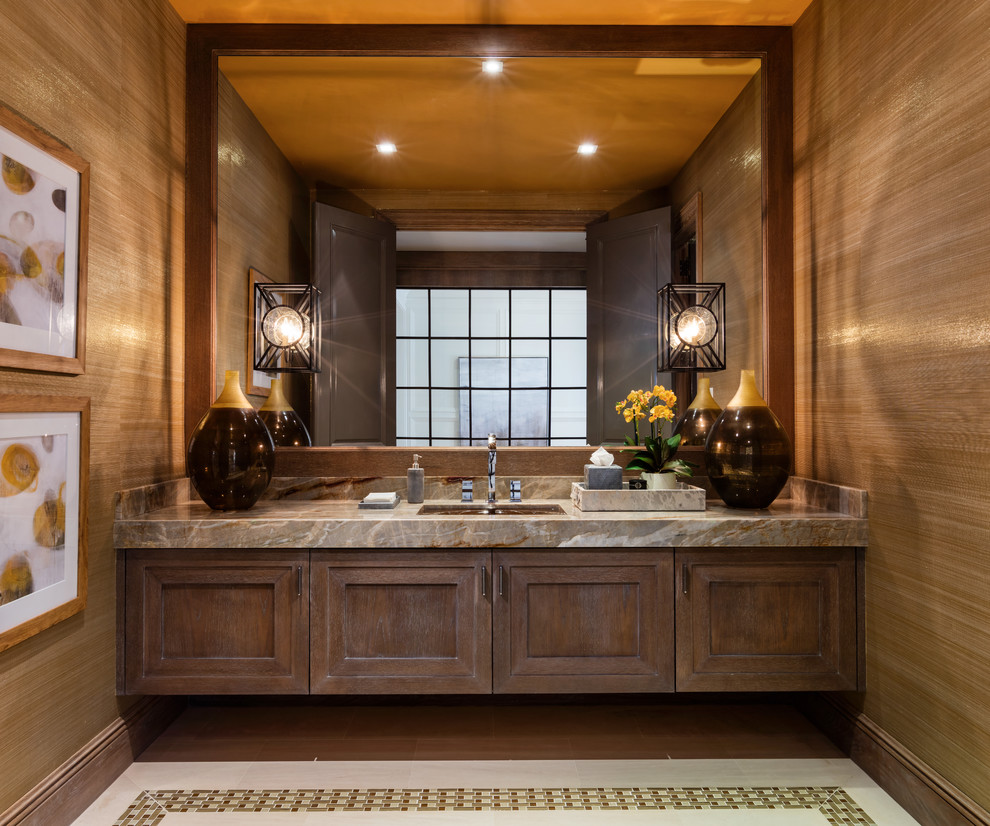 Ejemplo de cuarto de baño principal clásico renovado con armarios estilo shaker, puertas de armario con efecto envejecido, paredes marrones y lavabo bajoencimera