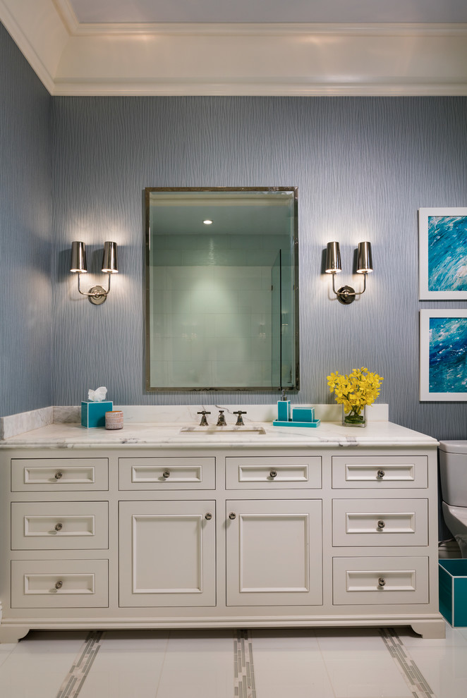 Idee per una stanza da bagno classica con ante bianche, WC a due pezzi, pareti blu, lavabo sottopiano e ante con riquadro incassato