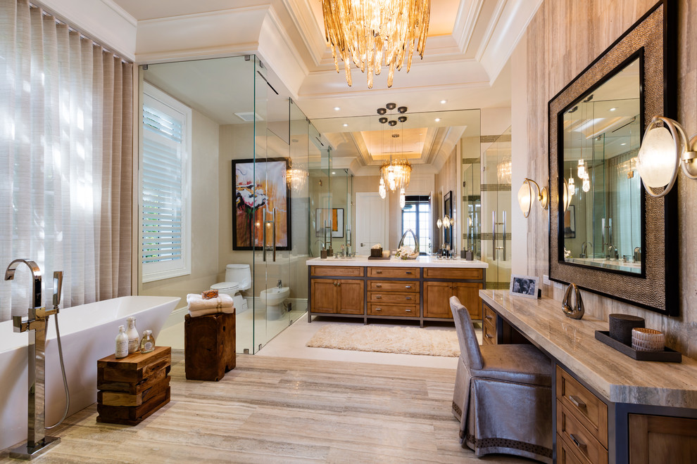 Idéer för att renovera ett vintage en-suite badrum, med skåp i mellenmörkt trä, ett fristående badkar, beige väggar, dusch med gångjärnsdörr och skåp i shakerstil