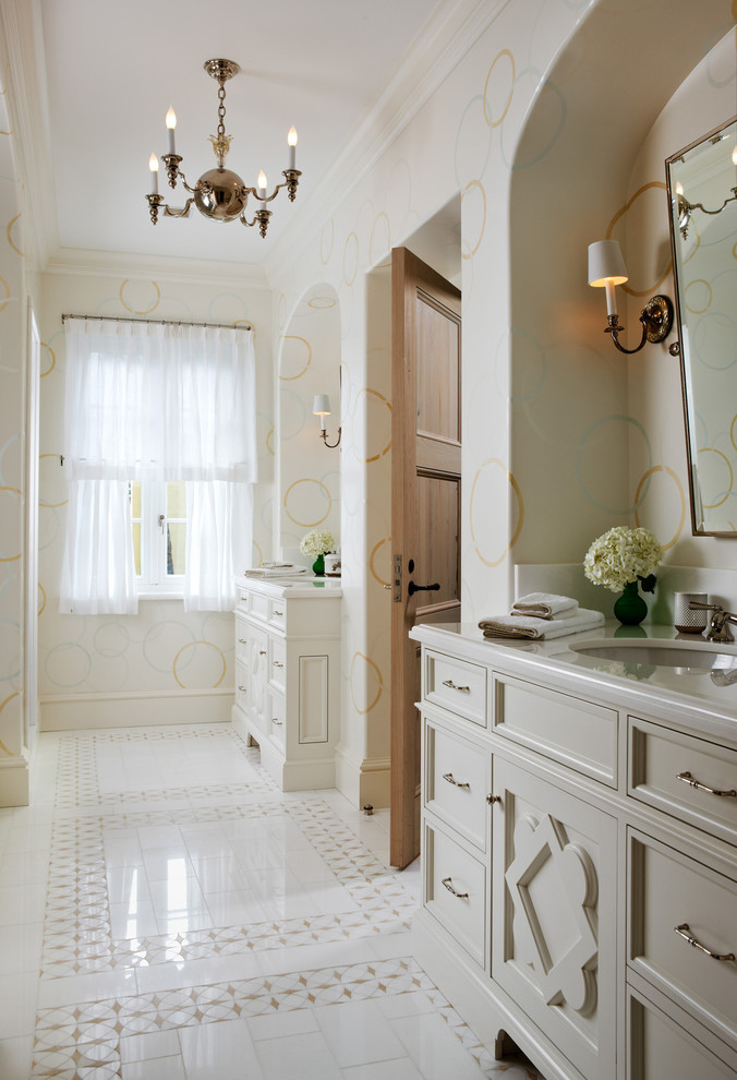 Foto de cuarto de baño principal mediterráneo con lavabo bajoencimera, armarios con paneles empotrados, puertas de armario beige y paredes multicolor
