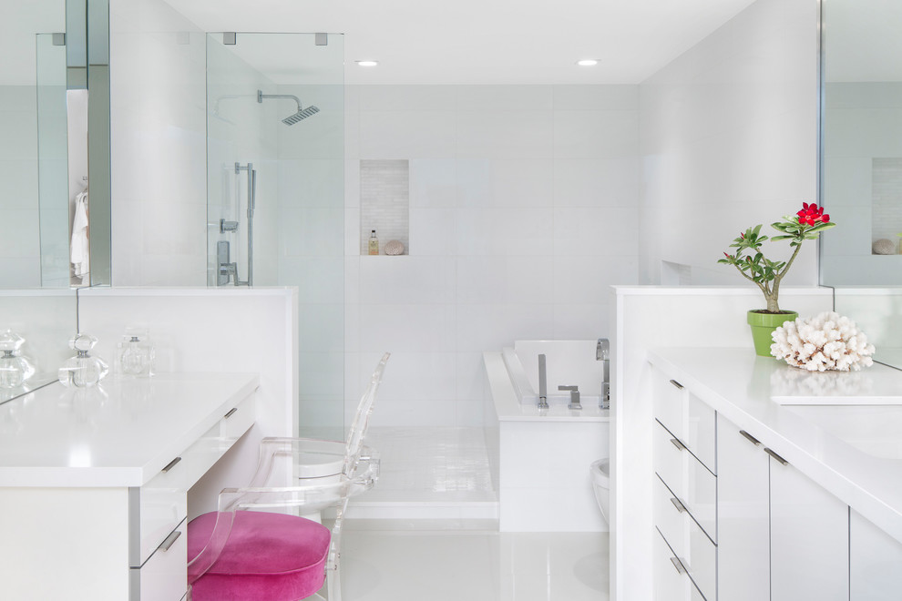 Immagine di una stanza da bagno padronale minimal con ante lisce, ante bianche, vasca sottopiano, doccia aperta, pareti bianche, lavabo sottopiano, pavimento bianco e doccia aperta