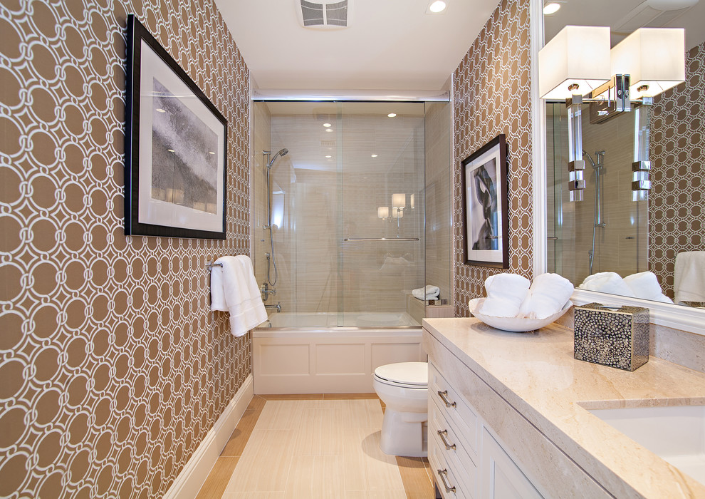 Стильный дизайн: огромная ванная комната в стиле неоклассика (современная классика) с фасадами в стиле шейкер, белыми фасадами, ванной в нише, душем в нише, унитазом-моноблоком, белой плиткой, коричневыми стенами, полом из керамогранита, врезной раковиной и мраморной столешницей - последний тренд