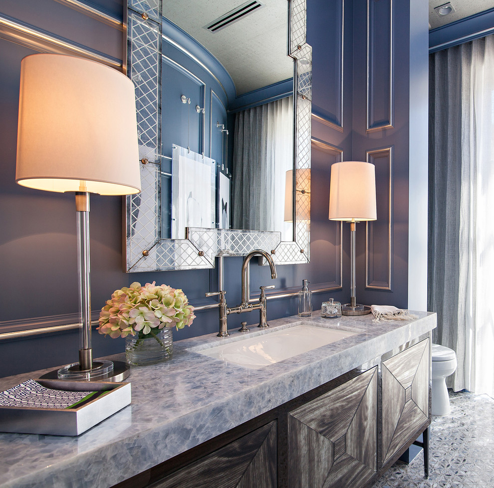 Пример оригинального дизайна: огромная ванная комната в стиле неоклассика (современная классика) с серыми фасадами, душем без бортиков, синей плиткой, керамической плиткой, синими стенами, полом из керамической плитки, душевой кабиной, врезной раковиной, мраморной столешницей и плоскими фасадами