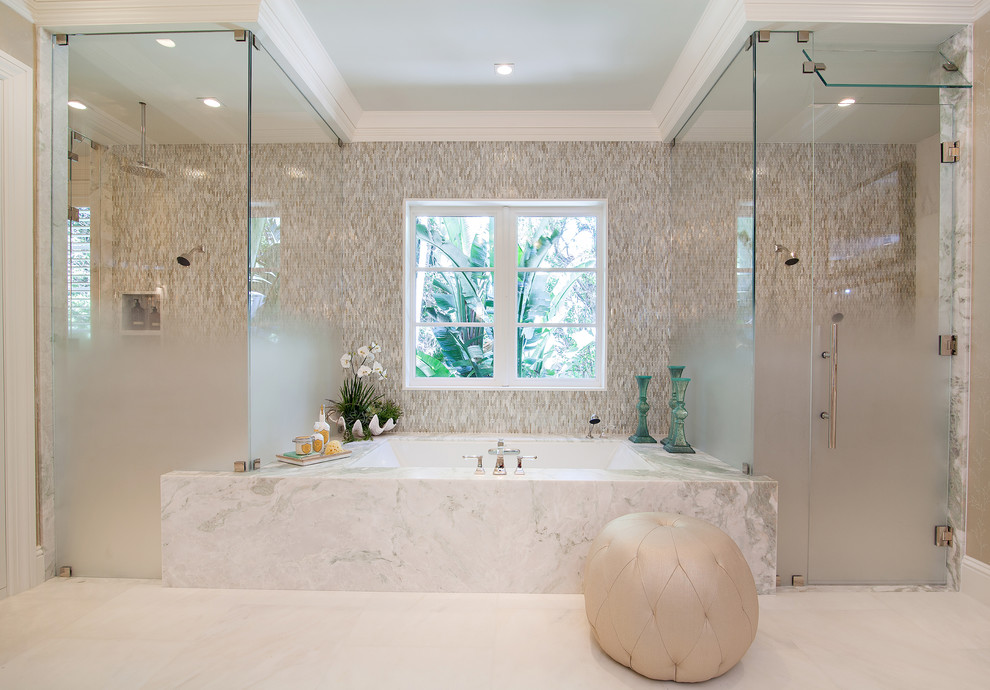 Стильный дизайн: огромная главная ванная комната в стиле неоклассика (современная классика) с ванной в нише, душем без бортиков, белой плиткой, плиткой из листового камня, мраморным полом и мраморной столешницей - последний тренд