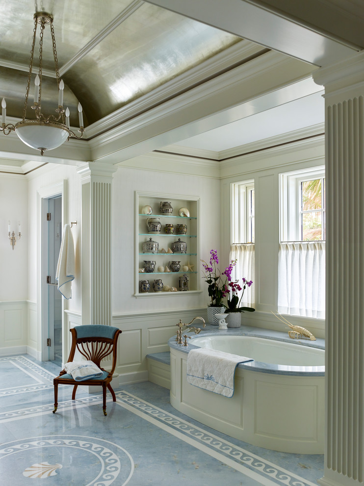 ニューヨークにあるトラディショナルスタイルのおしゃれな浴室 (アンダーマウント型浴槽、白い壁、青い床、青い洗面カウンター) の写真