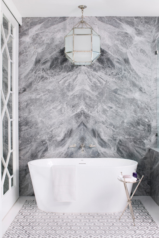 Inspiration pour une salle de bain principale marine avec une baignoire indépendante, un carrelage gris, un carrelage multicolore, du carrelage en marbre, un mur gris et un sol multicolore.