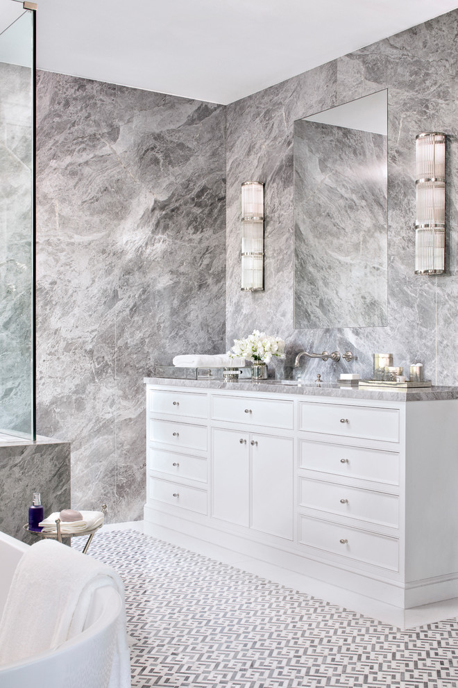 Idéer för maritima flerfärgat en-suite badrum, med vita skåp, grå kakel, flerfärgad kakel, marmorkakel, grå väggar, marmorbänkskiva, flerfärgat golv och luckor med infälld panel