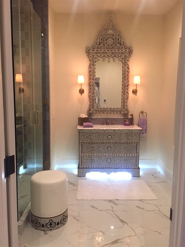Источник вдохновения для домашнего уюта: главная ванная комната среднего размера в средиземноморском стиле с фасадами островного типа, белыми фасадами и мраморной столешницей