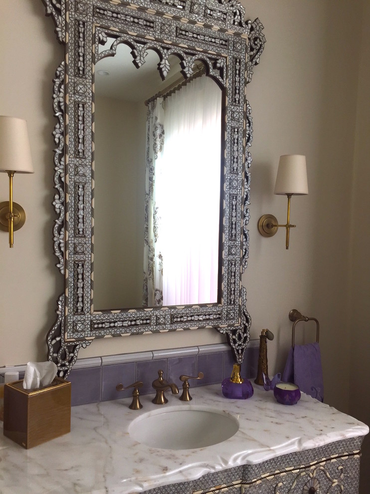 Imagen de cuarto de baño principal mediterráneo de tamaño medio con armarios tipo mueble, puertas de armario blancas y encimera de mármol