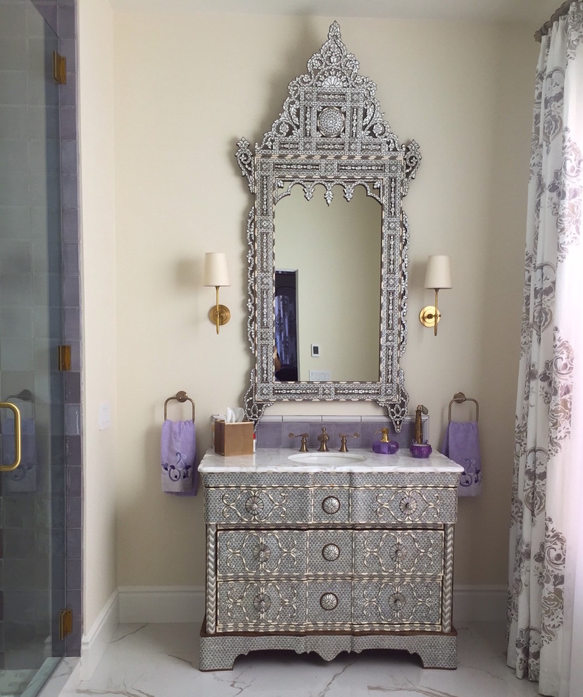 ロサンゼルスにある高級な中くらいな地中海スタイルのおしゃれなマスターバスルーム (大理石の洗面台、アルコーブ型シャワー、アンダーカウンター洗面器、開き戸のシャワー) の写真