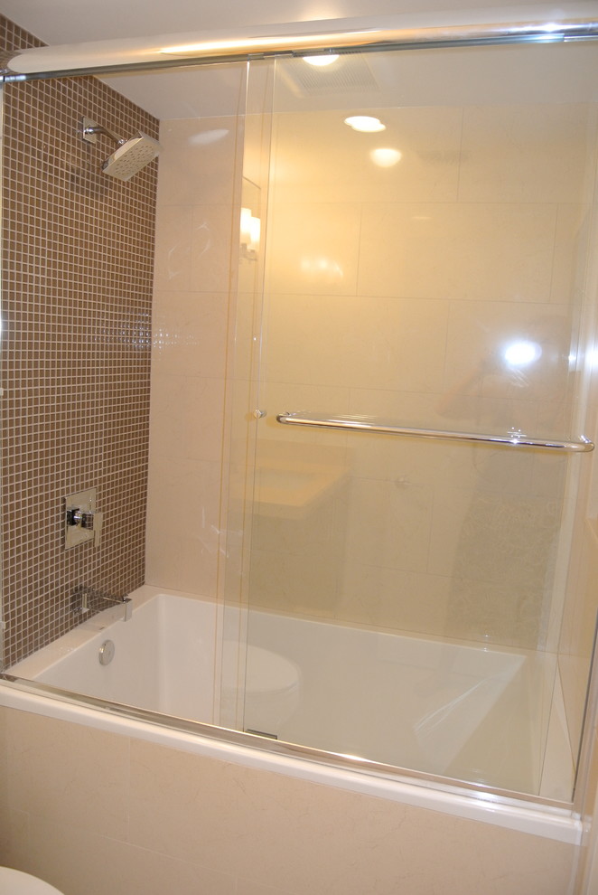Inspiration för ett mellanstort funkis badrum med dusch, med ett badkar i en alkov, en dusch/badkar-kombination och porslinskakel