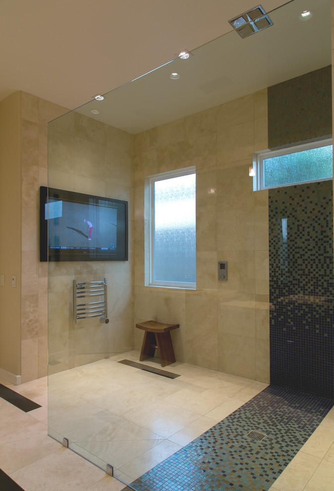 Diseño de cuarto de baño principal actual de tamaño medio con baldosas y/o azulejos en mosaico, ducha abierta, paredes beige, suelo de travertino, ducha abierta y ventanas
