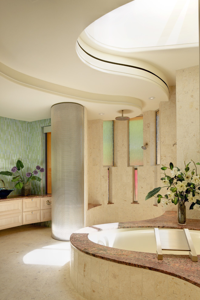 На фото: ванная комната в стиле фьюжн с бежевыми фасадами, полновстраиваемой ванной, открытым душем, бежевой плиткой и открытым душем