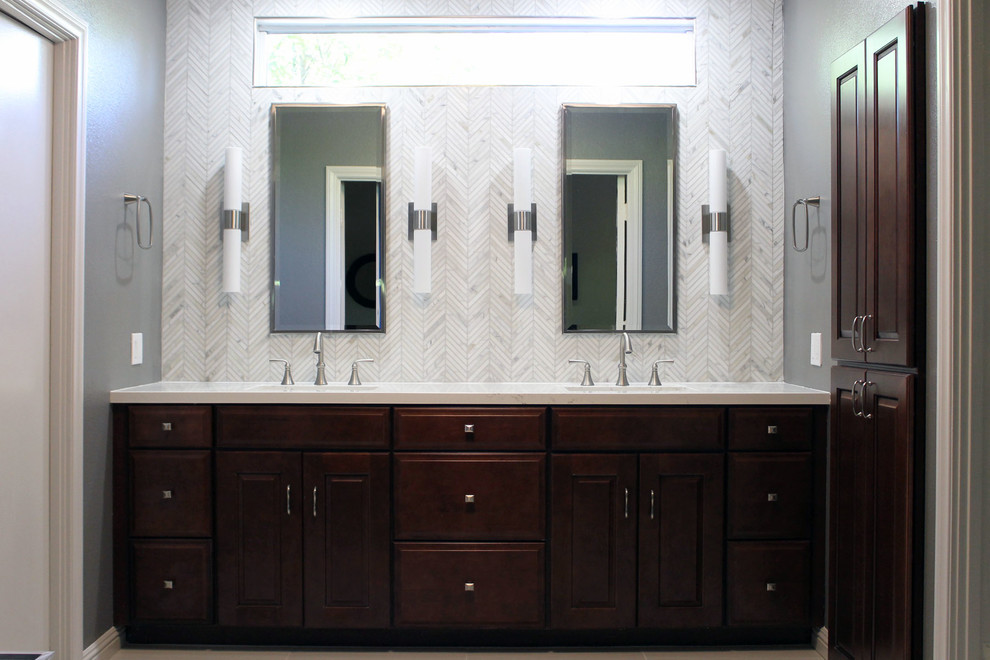 Стильный дизайн: большая главная ванная комната в стиле неоклассика (современная классика) с фасадами с выступающей филенкой, темными деревянными фасадами, унитазом-моноблоком, белой плиткой, плиткой мозаикой, серыми стенами, полом из керамогранита, врезной раковиной и столешницей из кварцита - последний тренд