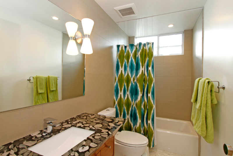 Cette photo montre une salle de bain moderne avec un plan de toilette en granite.