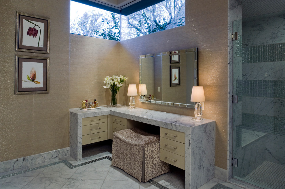 Идея дизайна: главная ванная комната среднего размера в стиле модернизм с фасадами островного типа, бежевыми фасадами, мраморной столешницей, белой плиткой, душем в нише, металлической плиткой, бежевыми стенами и мраморным полом