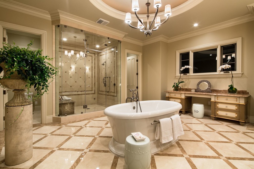 Cette photo montre une salle de bain chic avec une cabine de douche à porte battante.