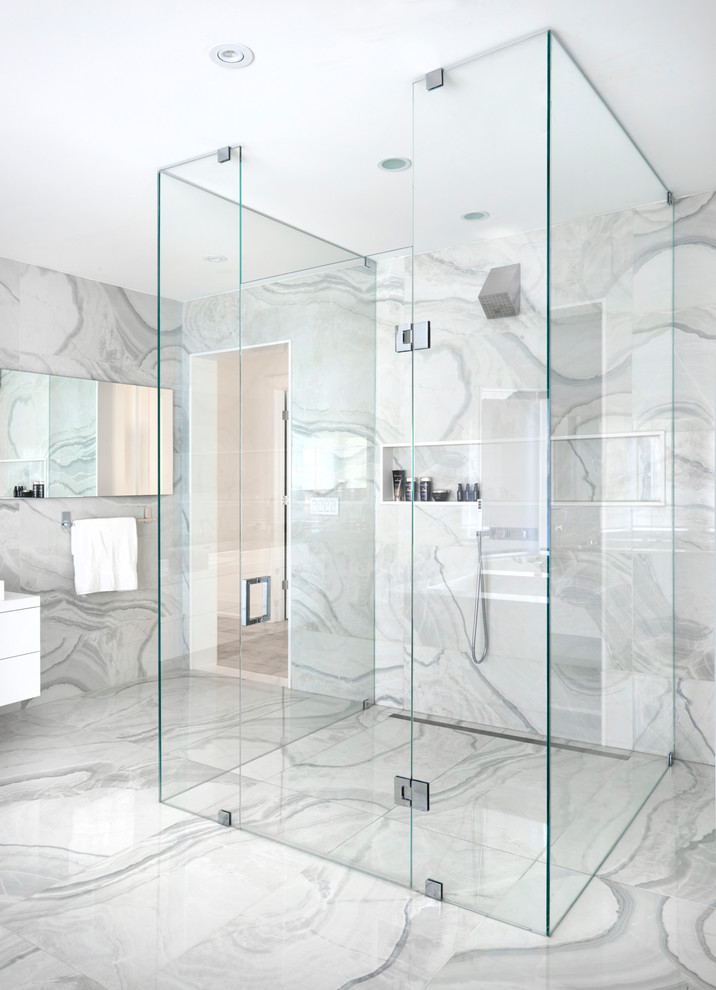 Aménagement d'une grande salle de bain principale éclectique avec une douche ouverte, un carrelage gris, des dalles de pierre, un mur gris et un sol en marbre.