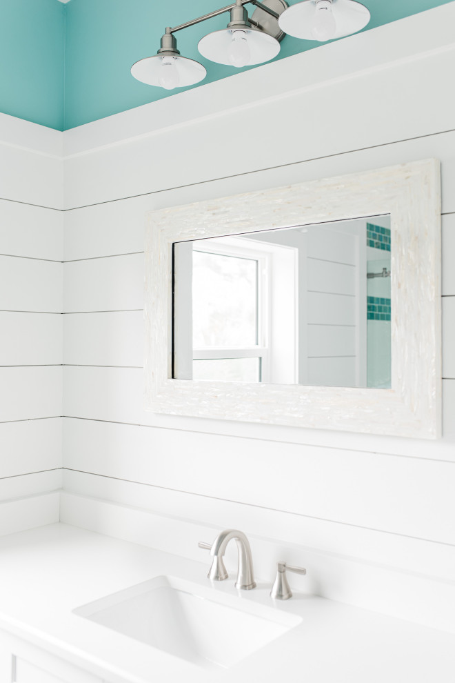 Источник вдохновения для домашнего уюта: главная ванная комната среднего размера в морском стиле с фасадами в стиле шейкер, белыми фасадами, открытым душем, унитазом-моноблоком, разноцветной плиткой, стеклянной плиткой, белыми стенами, полом из керамогранита, врезной раковиной, столешницей из искусственного кварца, белым полом, душем с раздвижными дверями, белой столешницей, сиденьем для душа, тумбой под одну раковину, встроенной тумбой, потолком из вагонки и стенами из вагонки