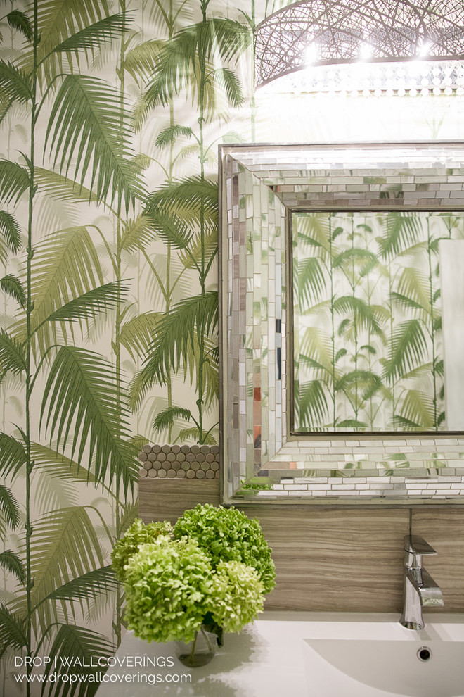 Bild på ett litet tropiskt badrum med dusch, med släta luckor, skåp i ljust trä, ett badkar i en alkov, en toalettstol med separat cisternkåpa, grå kakel, porslinskakel, gröna väggar, ett integrerad handfat och bänkskiva i kvarts