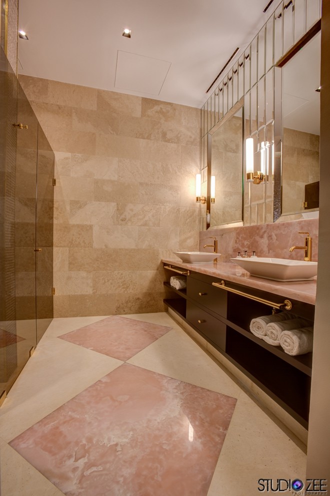 Exempel på ett stort modernt en-suite badrum, med släta luckor, skåp i mörkt trä, en öppen dusch, en vägghängd toalettstol, flerfärgad kakel, stenhäll, beige väggar, marmorgolv, ett fristående handfat och marmorbänkskiva