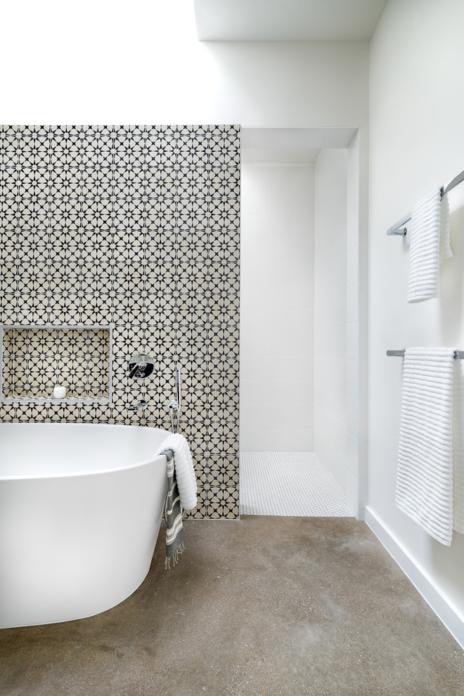 На фото: большая главная ванная комната в современном стиле с отдельно стоящей ванной, открытым душем, керамической плиткой, белыми стенами, бетонным полом, открытым душем, черно-белой плиткой и серым полом