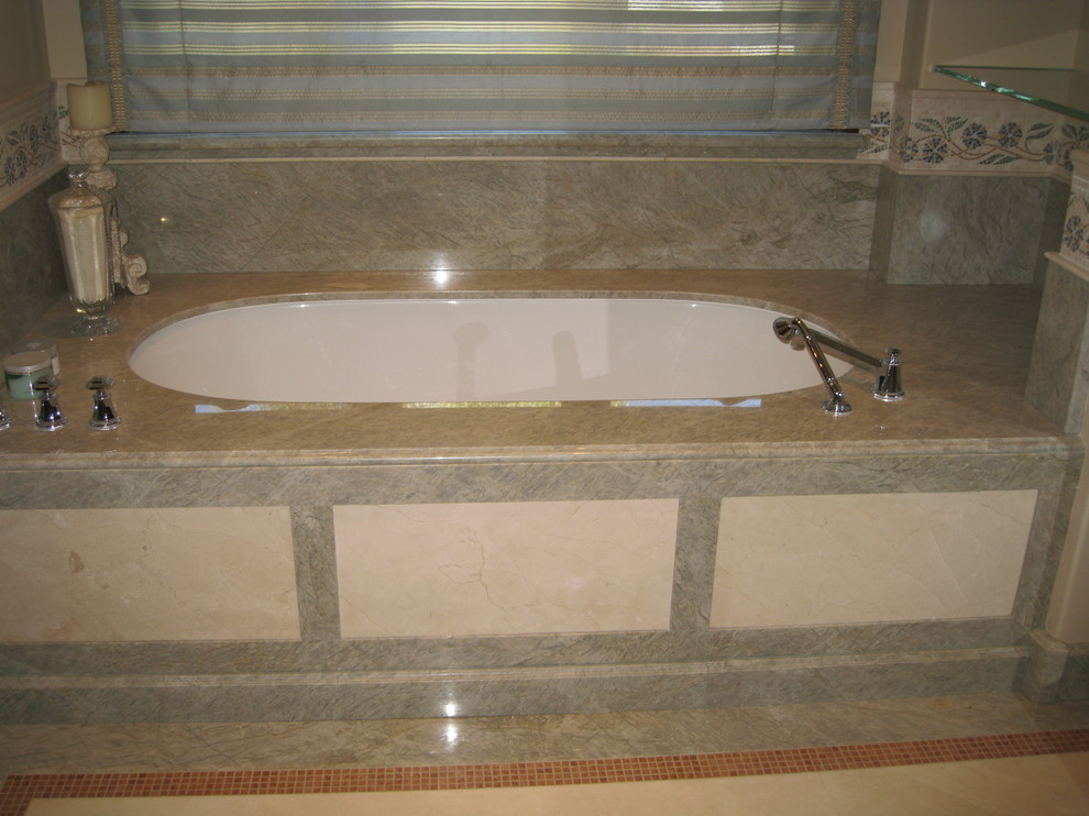 Idee per una stanza da bagno padronale tradizionale di medie dimensioni con vasca da incasso, doccia ad angolo, WC sospeso, piastrelle beige, lastra di pietra, pareti beige e pavimento in marmo