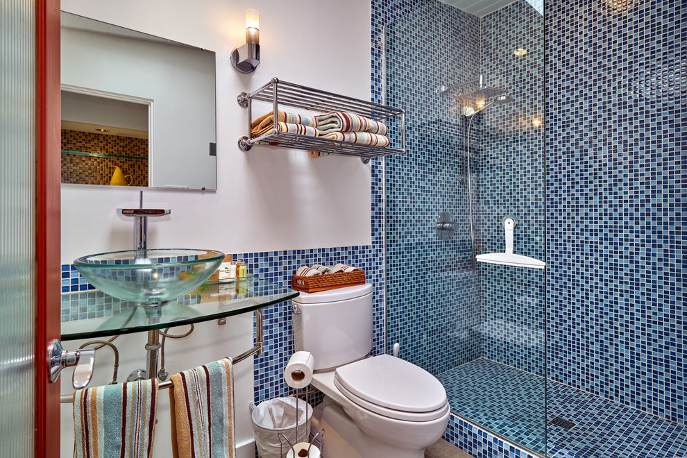 Foto de cuarto de baño vintage pequeño con sanitario de una pieza, baldosas y/o azulejos azules, paredes blancas, encimera de vidrio y ducha con puerta corredera