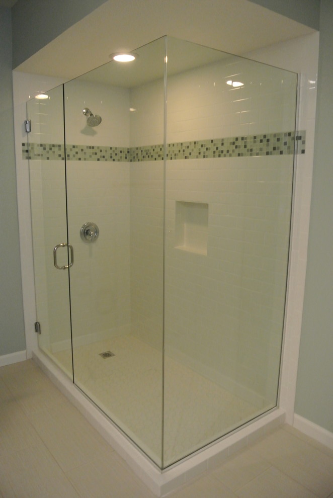 На фото: главная ванная комната среднего размера в современном стиле с плиткой кабанчик и угловым душем с