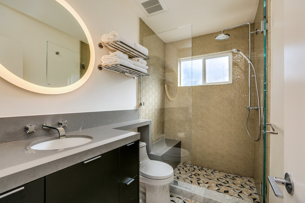 Стильный дизайн: ванная комната среднего размера в стиле ретро с плоскими фасадами, черными фасадами, открытым душем, унитазом-моноблоком, бежевой плиткой, стеклянной плиткой, белыми стенами, мраморным полом, врезной раковиной, столешницей из искусственного кварца, разноцветным полом, душем с распашными дверями и серой столешницей - последний тренд