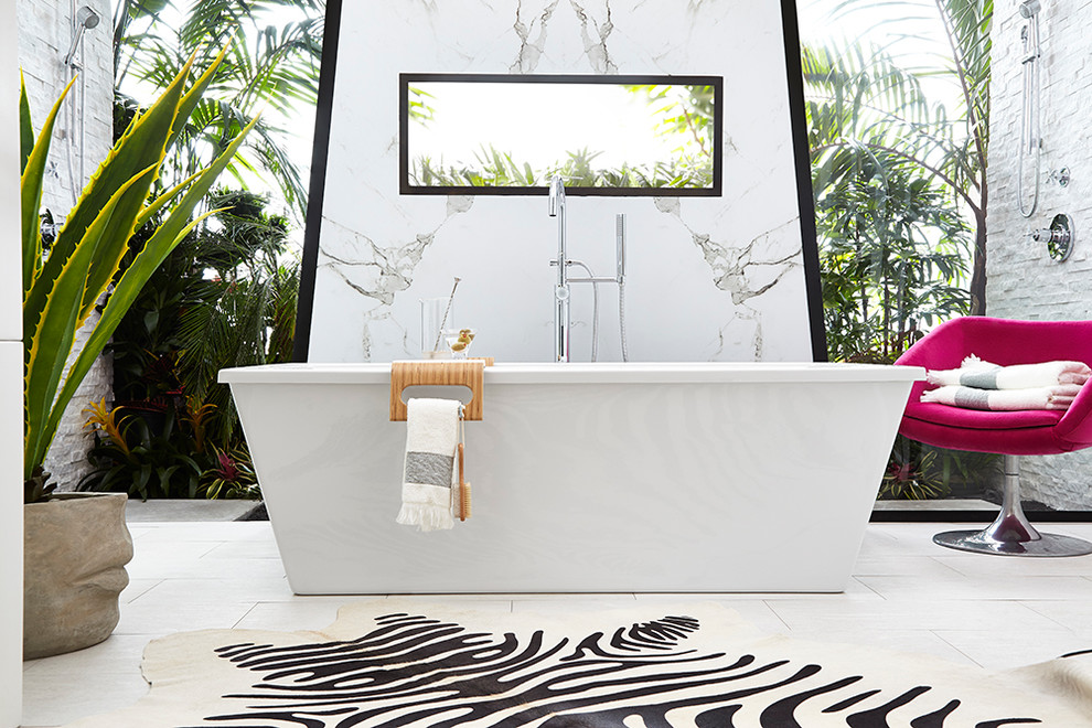 Ispirazione per una grande stanza da bagno padronale minimalista con vasca freestanding, doccia aperta, piastrelle bianche, piastrelle in gres porcellanato, pareti bianche, pavimento in gres porcellanato e top in marmo