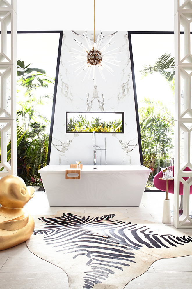 Idee per una grande stanza da bagno padronale moderna con vasca freestanding, piastrelle bianche e top in superficie solida