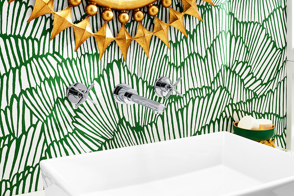 Exemple d'une grande salle de bain principale moderne avec une baignoire indépendante, un carrelage blanc, un mur vert, une vasque et un plan de toilette en surface solide.
